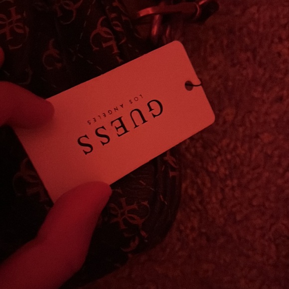 A guess bag, brand new. Still has tags and packaging inside - Picture 3 of 7
